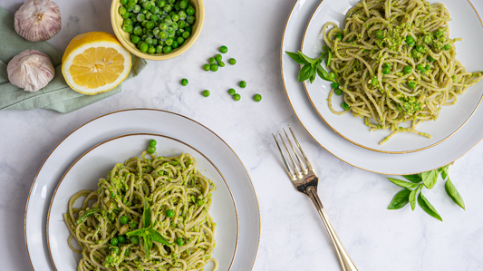 Veganes High Protein Erbsen-Basilikum-Pesto auf Vollkornnudeln