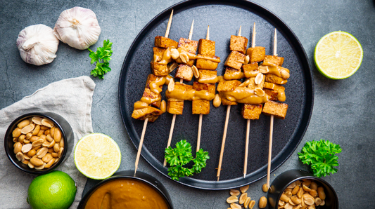 Tofu Satay Spieße mit Erdnusssauce