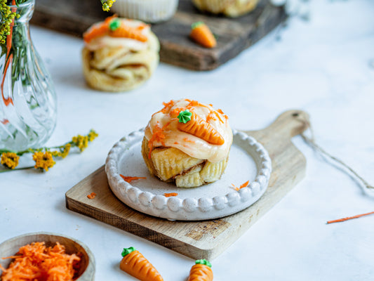 Vegane Karotten-Zimtschnecken mit Frischkäse-Frosting – perfekt fürs Osterfrühstück!