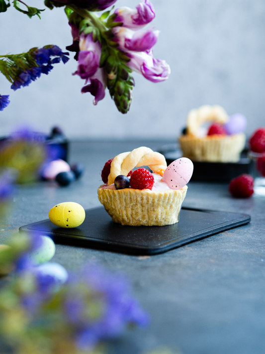 Vegane Osterkörbchen aus Mürbeteig – gefüllt mit Beerencreme