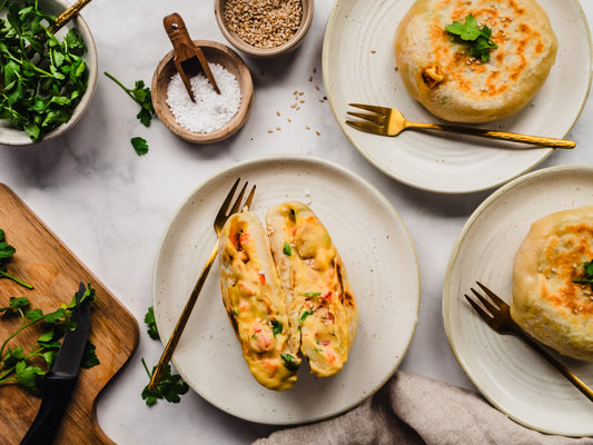 Golden Pockets – Vegane gefüllte Pfannenfladen mit Hummus und Gemüse