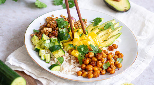 Rice Bowl mit Tofu, Crispy Kichererbsen & Mango