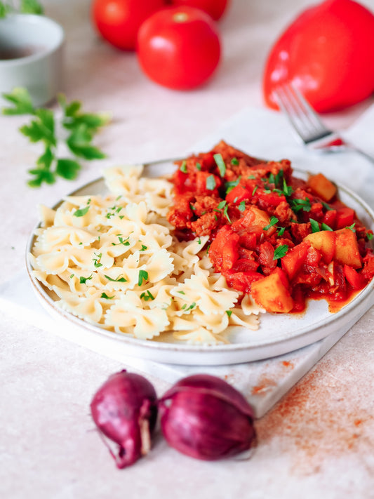 Frisch zubereitete Farfalle Pasta mit hausgemachter veganen Gulasch
