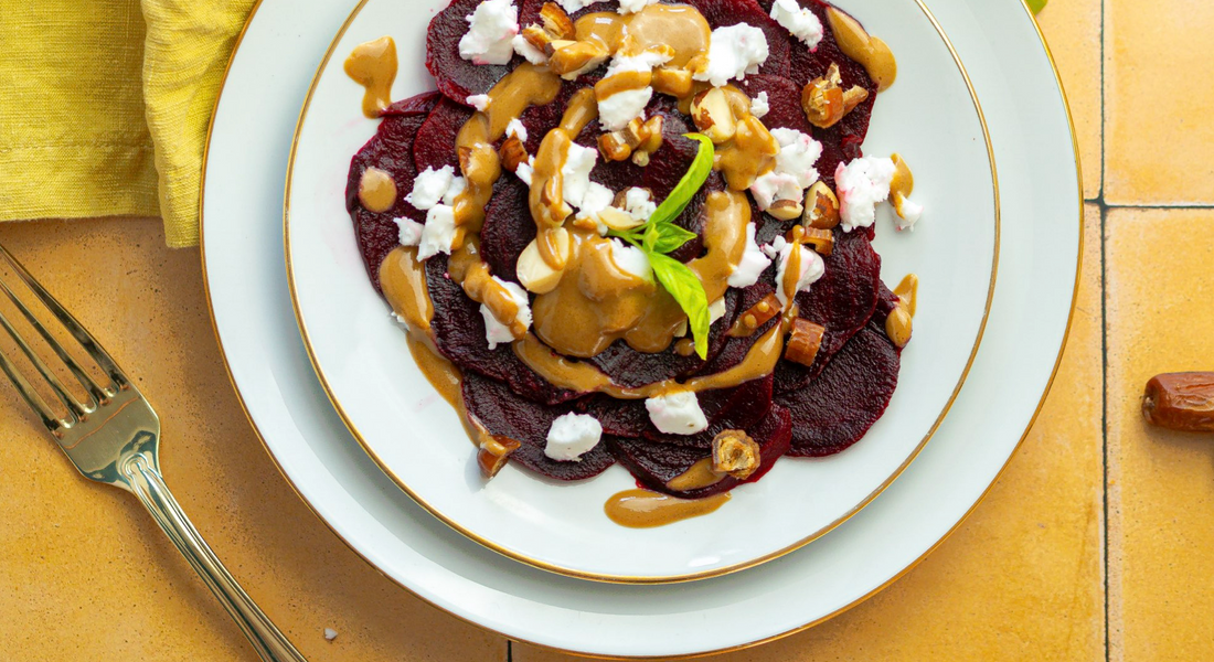 Rote-Bete-Carpaccio mit Feta und einem Balsamico-Ahornsirup-Dressing