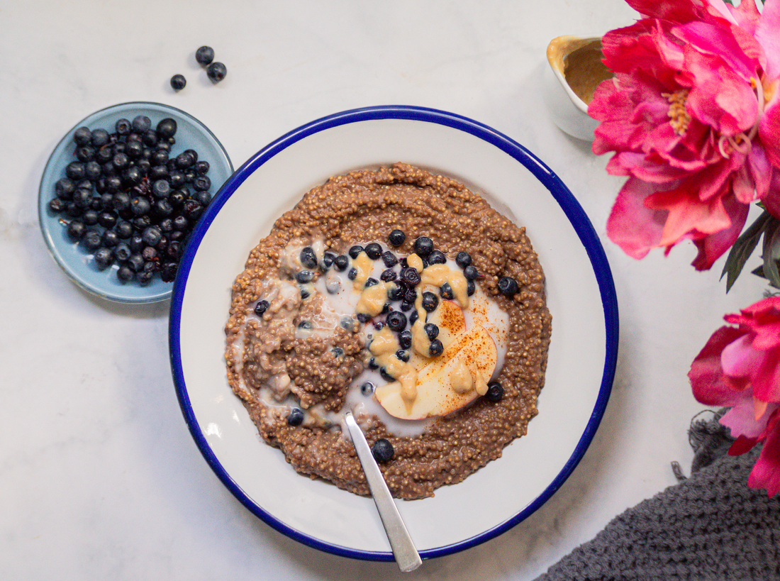 Schokoladen Quinoa Bowl mit frischen Beeren