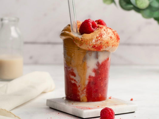 Veganer Dalgona Coffee mit Himbeer-Schicht – erfrischend, cremig & fruchtig