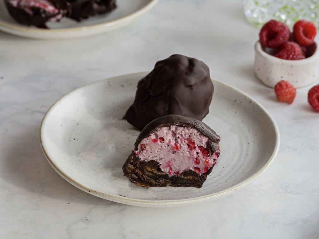 Gefrorene Dattel-Himbeer-Bites mit Schokolade (vegan, proteinreich & einfach)
