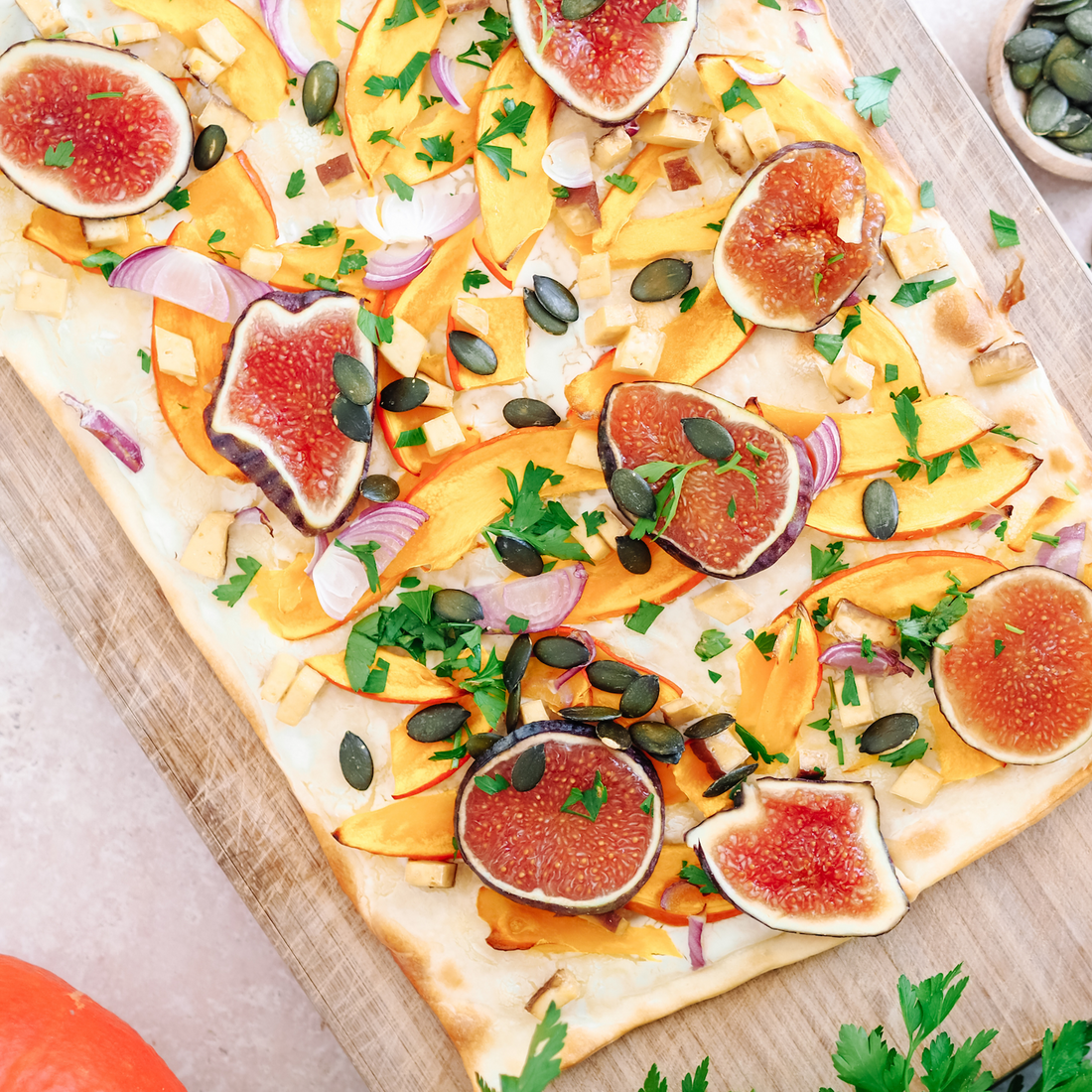 Veganer Kürbis-Feigen Flammkuchen: Ein Herbsttraum auf dem Teller