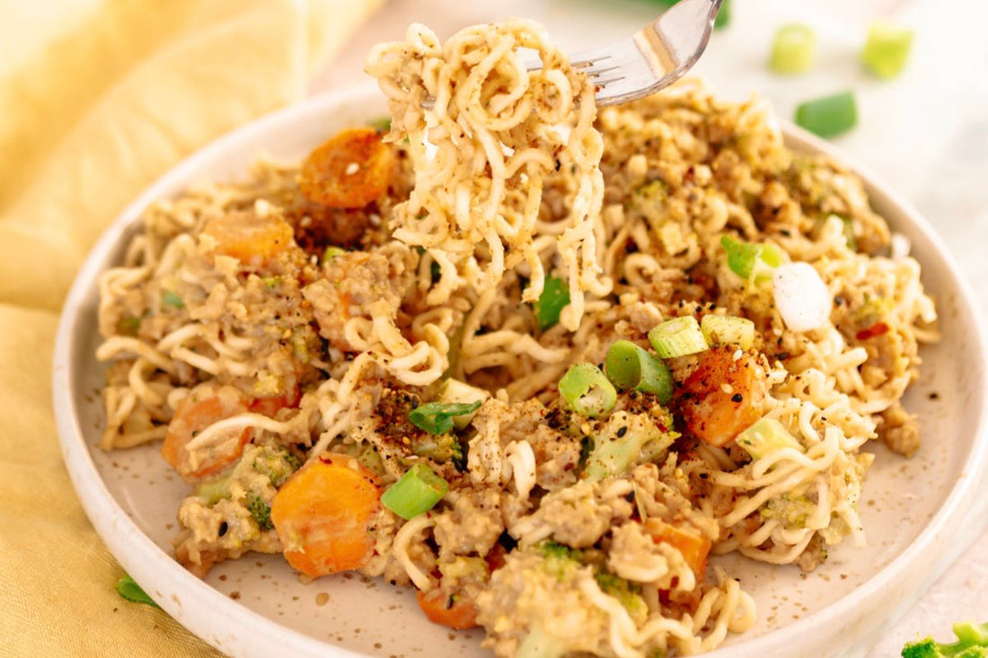 Asia-Nudelpfanne mit Erdnusssauce: Kreative Gemüse-Reste verwandeln sich in einen köstlichen veganen Genuss