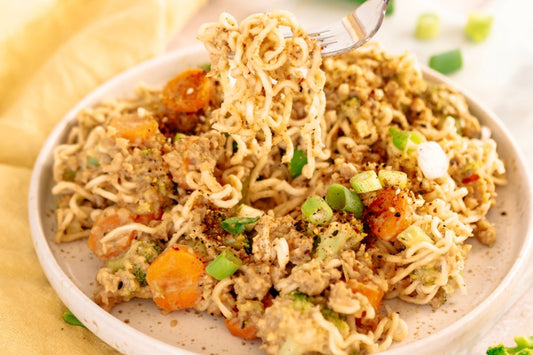 Asia-Nudelpfanne mit Erdnusssauce: Kreative Gemüse-Reste verwandeln sich in einen köstlichen veganen Genuss