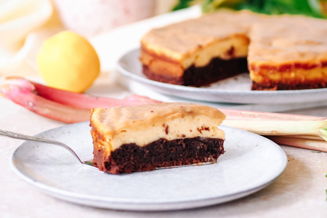 Veganer Rhabarber Brownie Cheesecake – Ein Traum für Naschkatzen