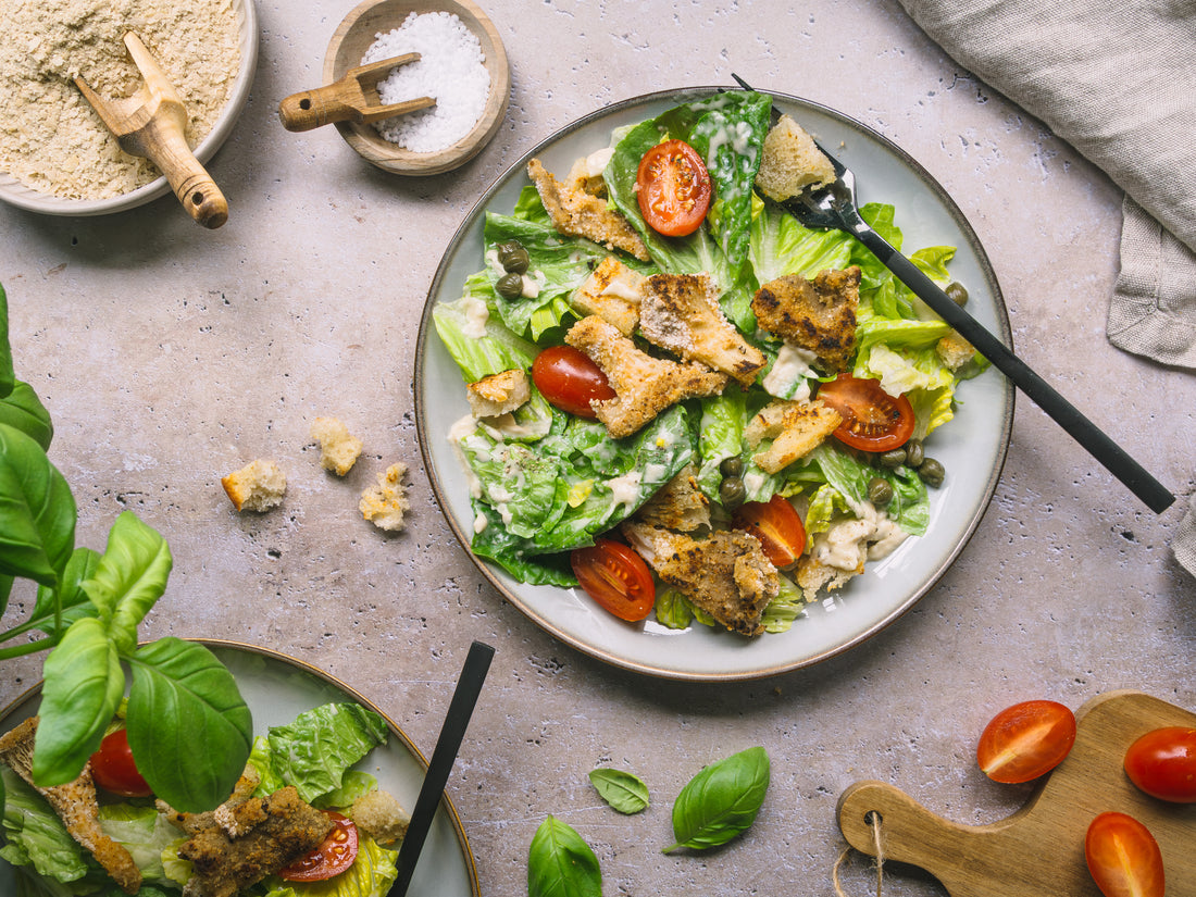 Veganer Caesar-Salat mit knusprigen Austernpilzen