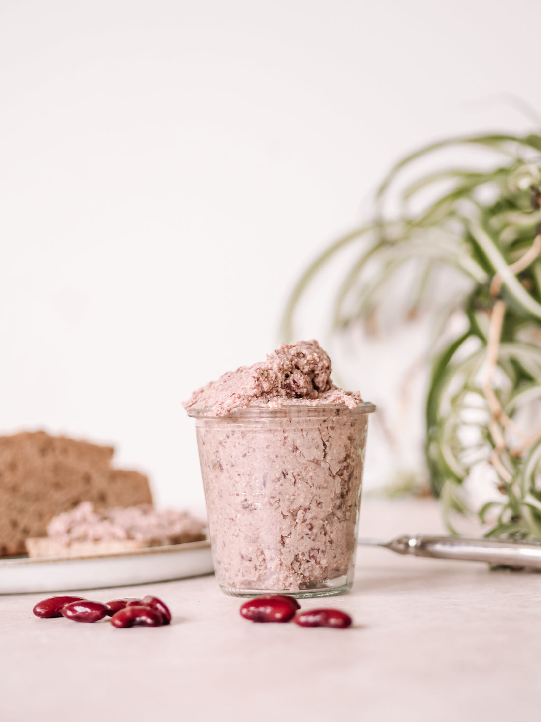Cremig, würzig, proteinreich: Der schnelle Kidneybohnen-Aufstrich mit Räuchertofu
