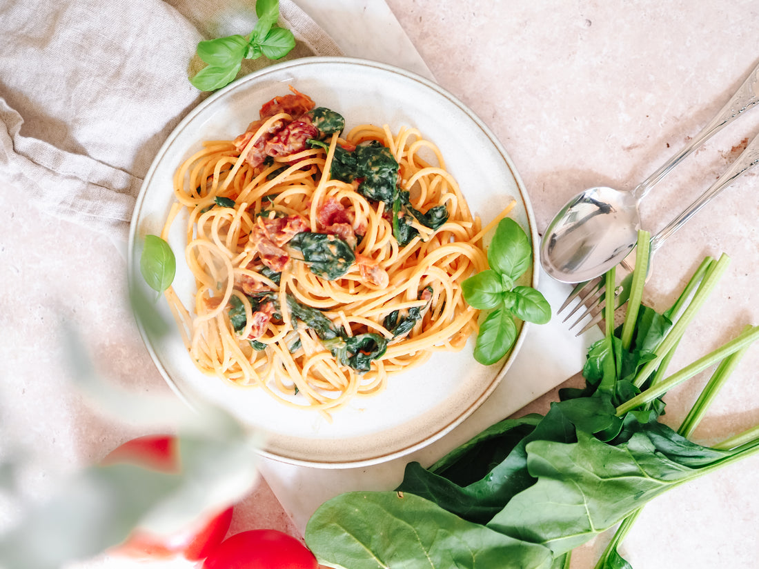 Hummus Spinat Nudeln – Ein schnelles, cremiges Pastagericht