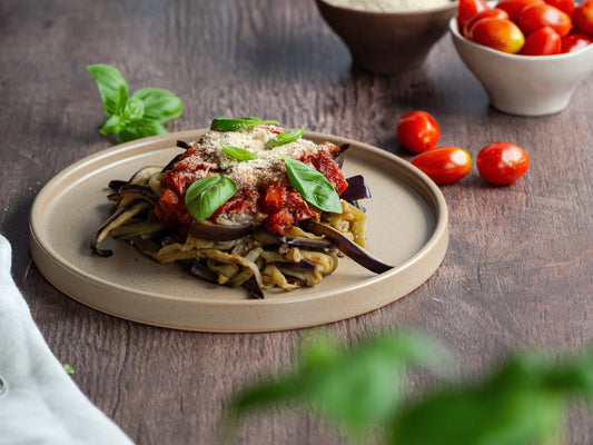 Vegane Auberginen-Spaghetti mit cremiger Tomaten-Knoblauch-Sauce