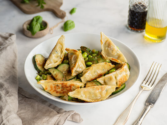 Vegane Gyoza-Bowl mit Tahin-Soja-Dressing