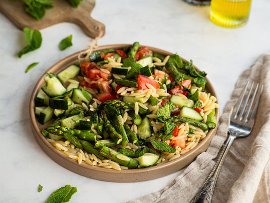 Veganer Orzo-Salat mit grünem Spargel – der perfekte Sommersalat