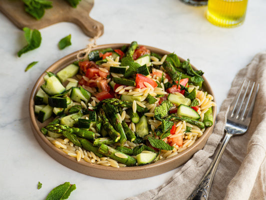 Veganer Orzo-Salat mit grünem Spargel – der perfekte Sommersalat