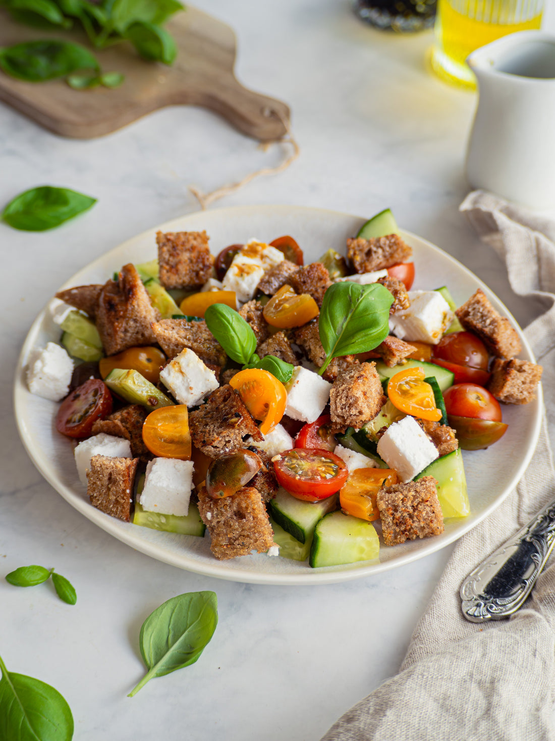 veganer brotsalat mit tomaten und feta