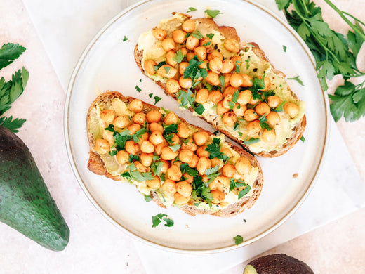 kichererbsen brot mit avocado und knusprigen kichererbsen