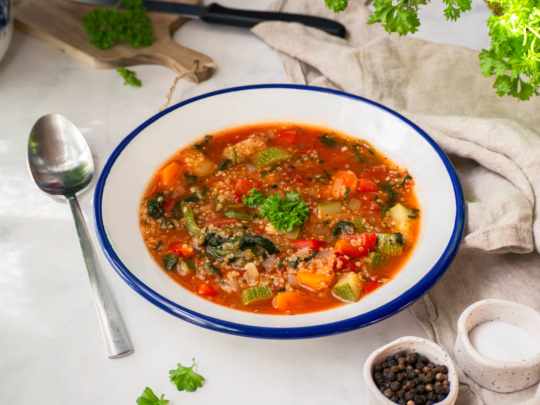 Vegane Quinoa Suppe mit frischem Gemüse