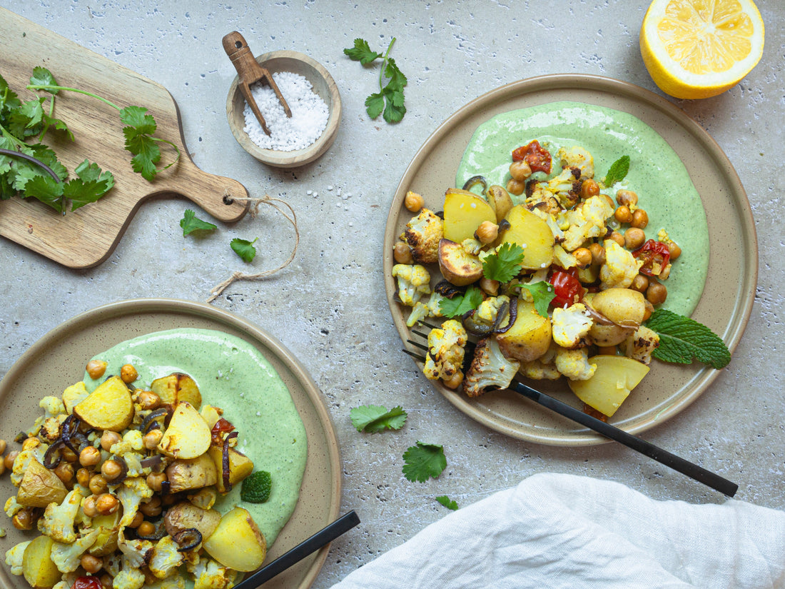 Veganes Ofengemüse auf grüner Raita-Sauce: Würzig, frisch und schnell gemacht
