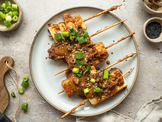 Tofu-Spieße mit cremiger Erdnuss-Sauce – einfach, proteinreich & lecker